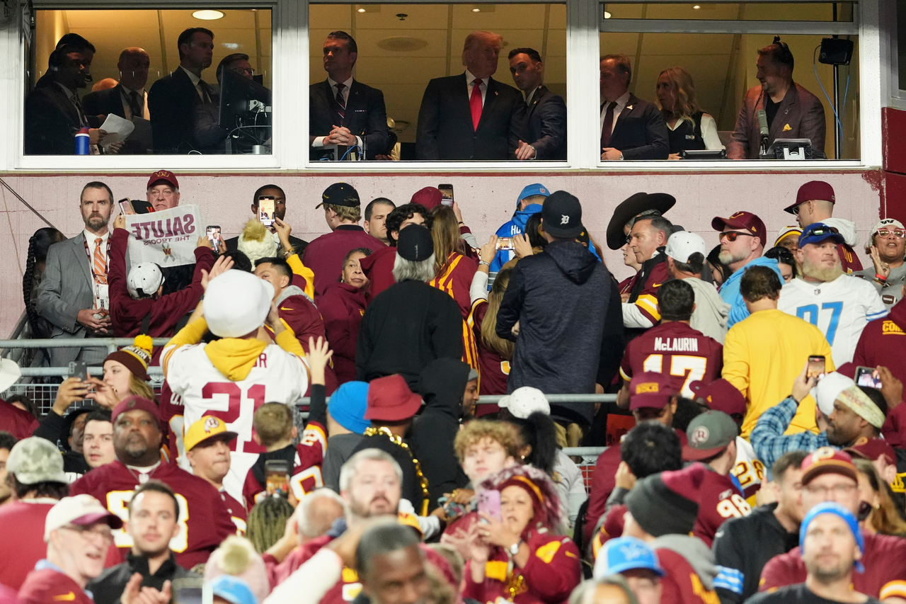 <p>Доналд Тръмп стана първият от близо половин век действащ президент на САЩ, посетил мач от редовния сезон на Националната футболна лига.</p>