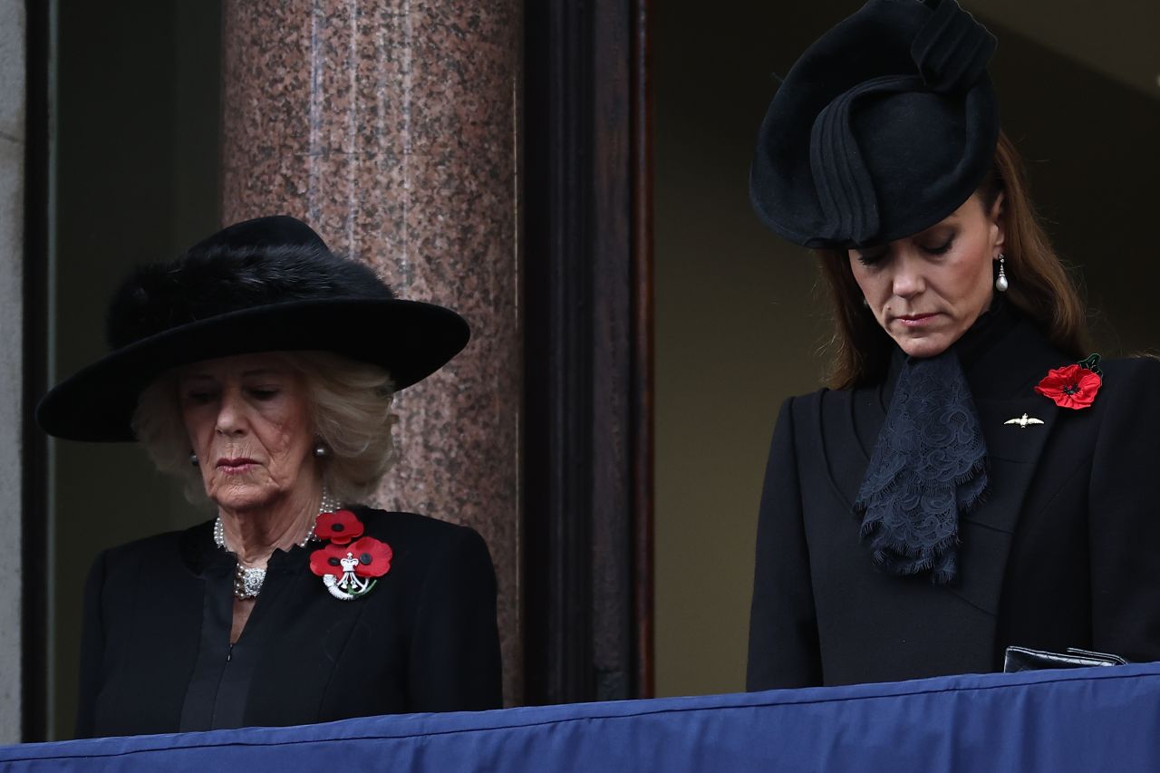 <p>С насълзени очи и пълно достойнство &mdash; трогателният момент на принцесата на Уелс на Кенотафа</p>