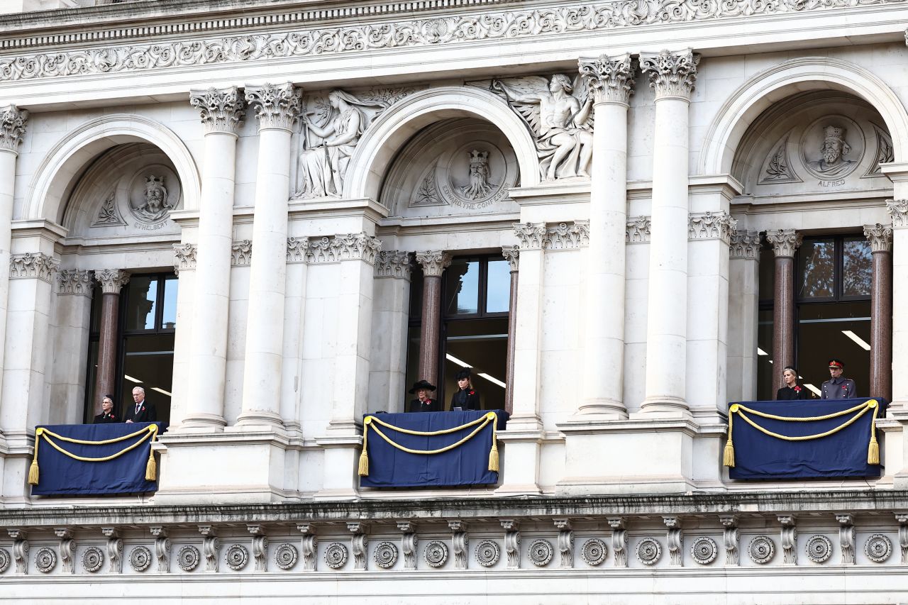 <p>С насълзени очи и пълно достойнство &mdash; трогателният момент на принцесата на Уелс на Кенотафа</p>