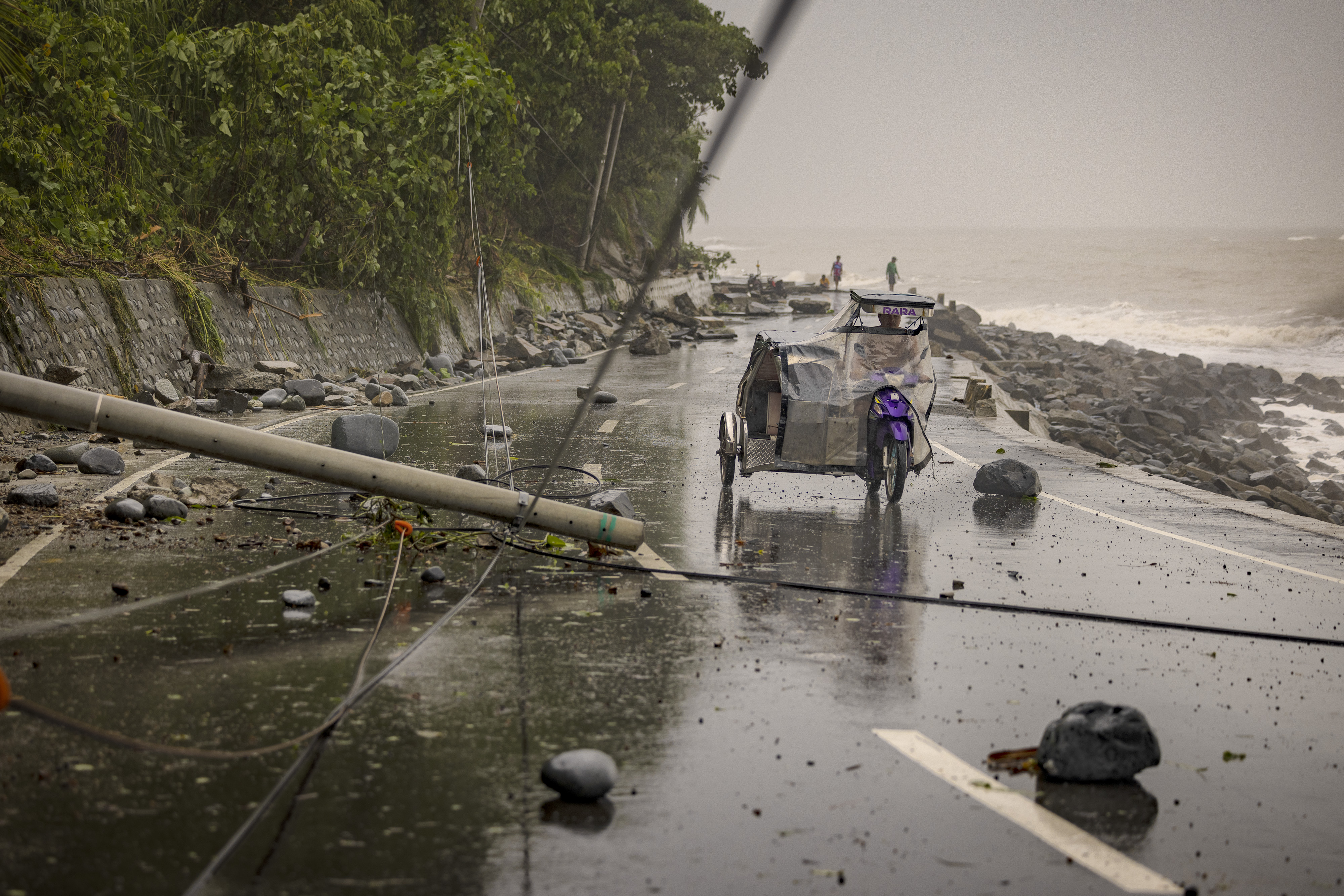 <p>Наводнени улици превърнаха цели квартали в езера, докато жителите се опитват да се върнат към домовете си, останали под вода след разрушителния тайфун &bdquo;Фунуон&ldquo;</p>