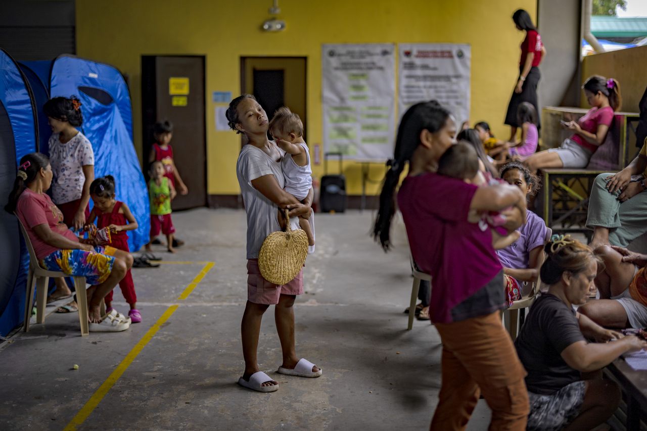 <p>Наводнени улици превърнаха цели квартали в езера, докато жителите се опитват да се върнат към домовете си, останали под вода след разрушителния тайфун &bdquo;Фунуон&ldquo;</p>