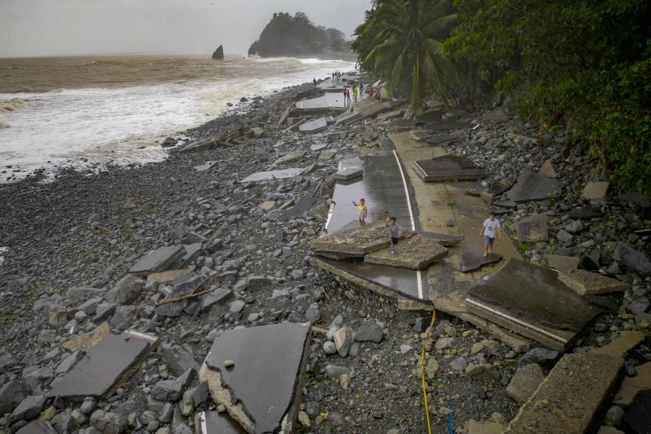<p>Наводнени улици превърнаха цели квартали в езера, докато жителите се опитват да се върнат към домовете си, останали под вода след разрушителния тайфун &bdquo;Фунуон&ldquo;</p>