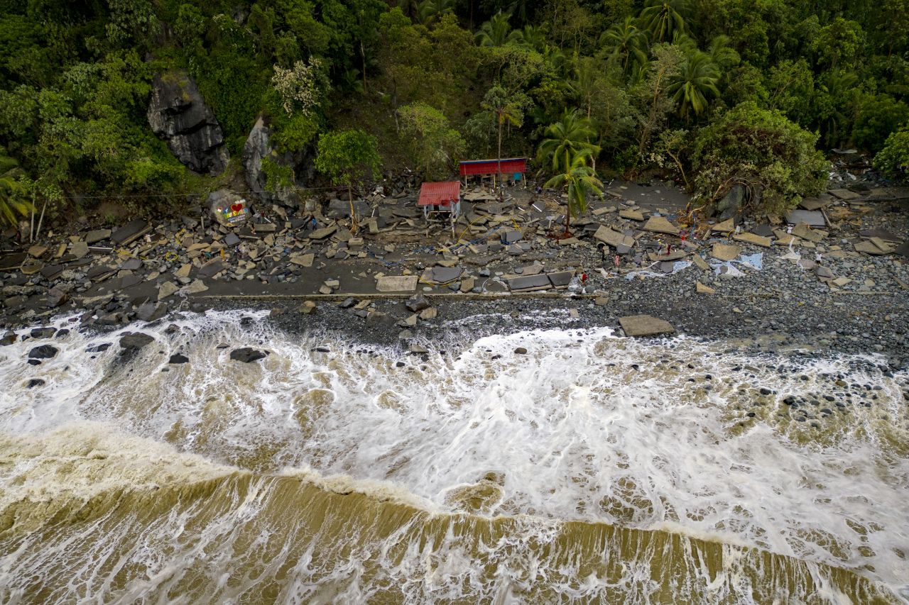 <p>Наводнени улици превърнаха цели квартали в езера, докато жителите се опитват да се върнат към домовете си, останали под вода след разрушителния тайфун &bdquo;Фунуон&ldquo;</p>