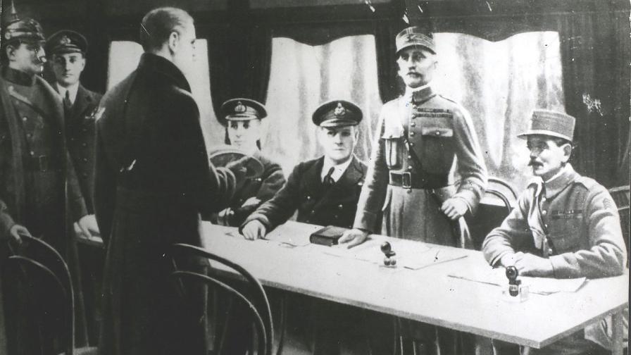 Маршал Фердинанд Фош приема подписаното примирие от германската делегация
