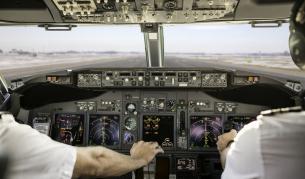 Пилот опита да изключи двигателите на самолет с 80 души на борда след прием на халюциногенни гъби