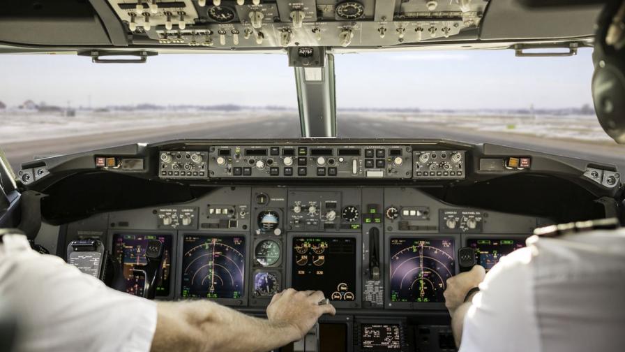 Пилот разчувства пътници с трогателно обещание към дъщеря си (ВИДЕО)