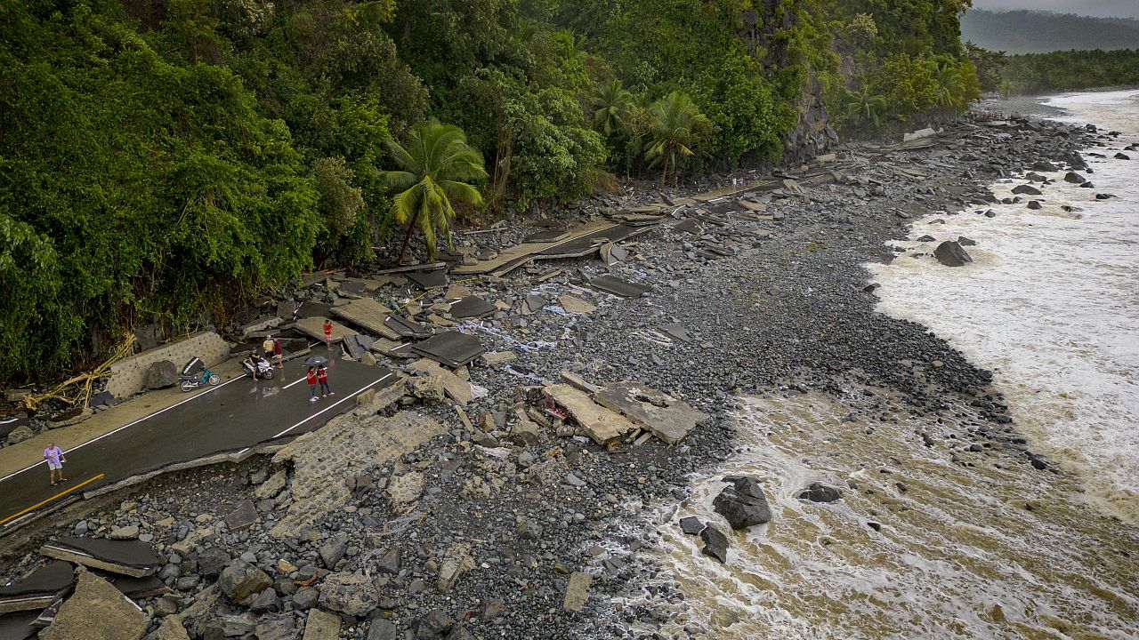 Тайфунът „Фунуон“ връхлита Тайван, след като опустоши Филипините
