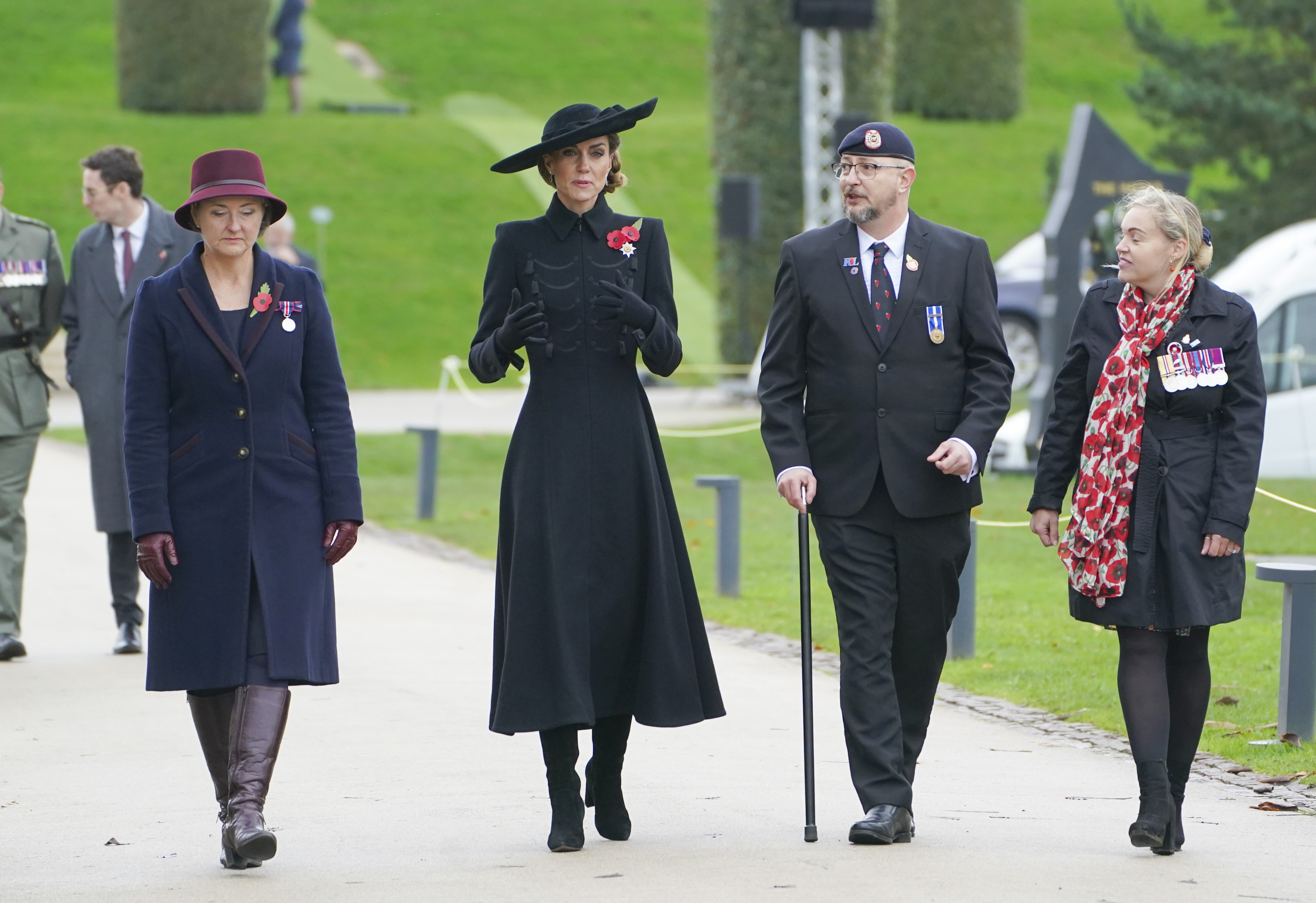 <p>Принцесата на Уелс направи специална поява за Деня на примирието &ndash; събитие, което обикновено е запазено за членове на британското кралско семейство. 43-годишната Кейт Мидълтън представляваше монархията на възпоменателна служба в Мемориала на въоръжените сили към Националния мемориален дендрариум на 11 ноември.</p>