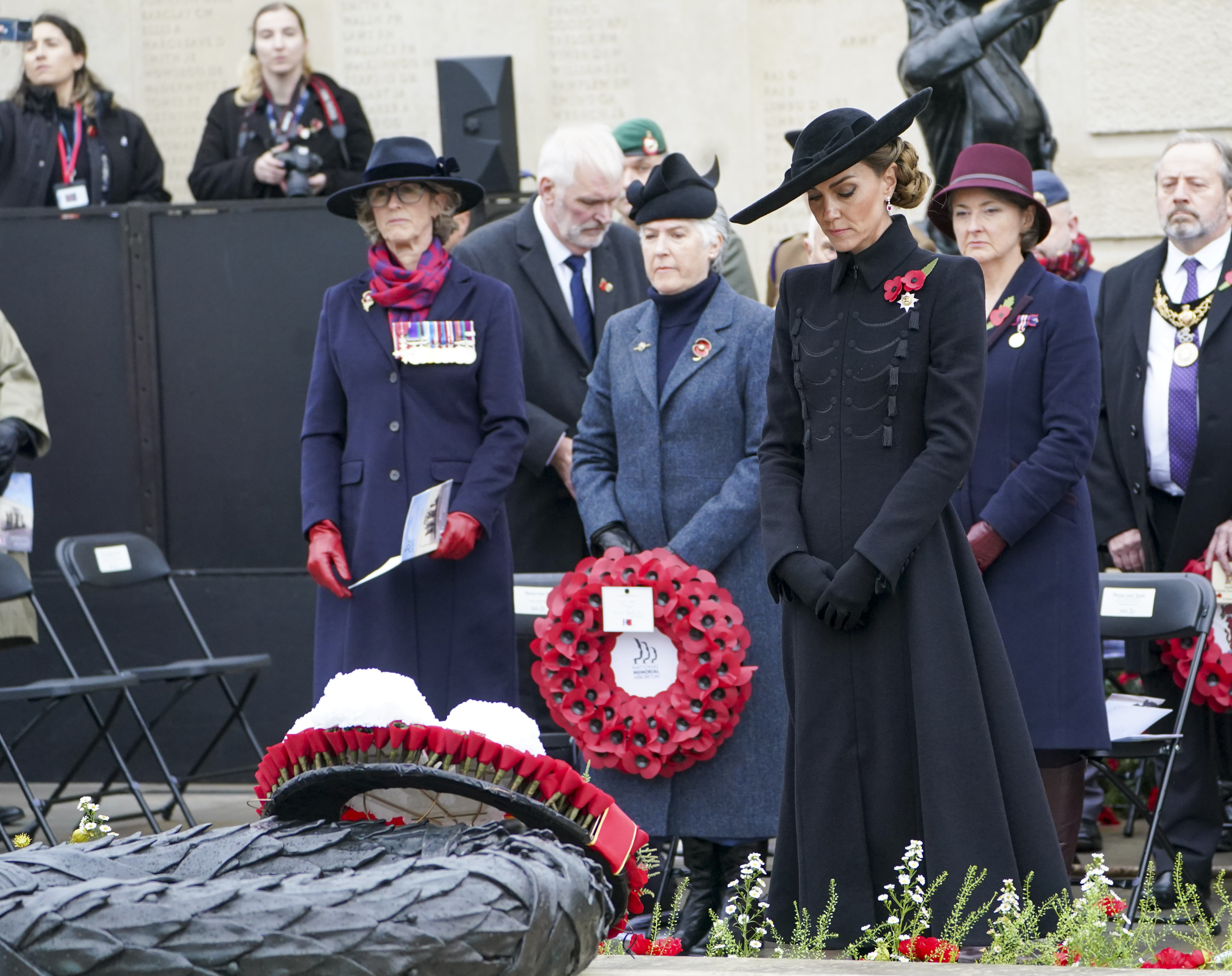 <p>Принцесата на Уелс направи специална поява за Деня на примирието &ndash; събитие, което обикновено е запазено за членове на британското кралско семейство. 43-годишната Кейт Мидълтън представляваше монархията на възпоменателна служба в Мемориала на въоръжените сили към Националния мемориален дендрариум на 11 ноември.</p>