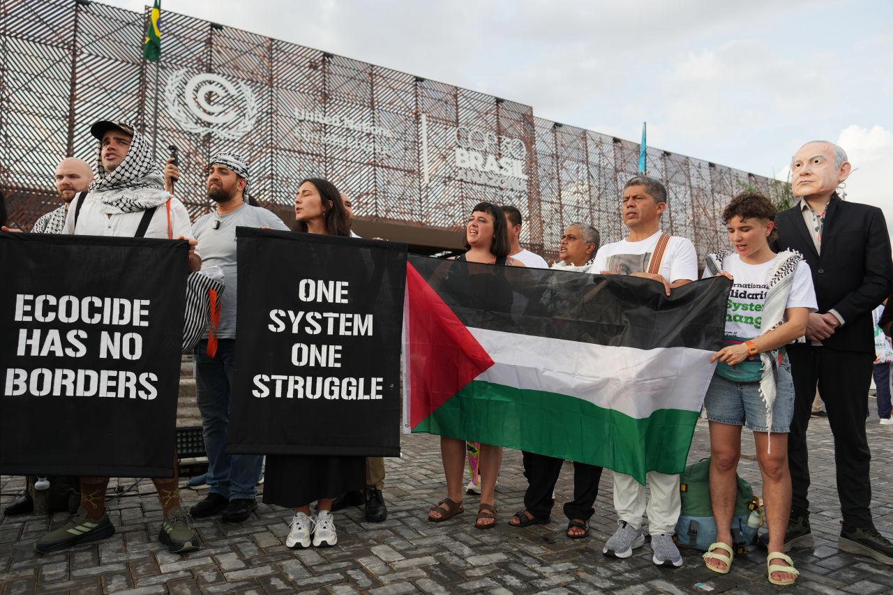 Хаос на COP30 - протестиращи от коренното население нахлуха в климатичната конференция