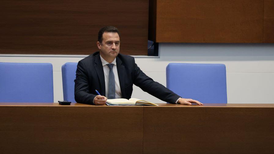 Енергийният министър: Запаси от бензин имаме за 6 месеца, от дизел за 4, а от авиационно гориво за 2 месеца