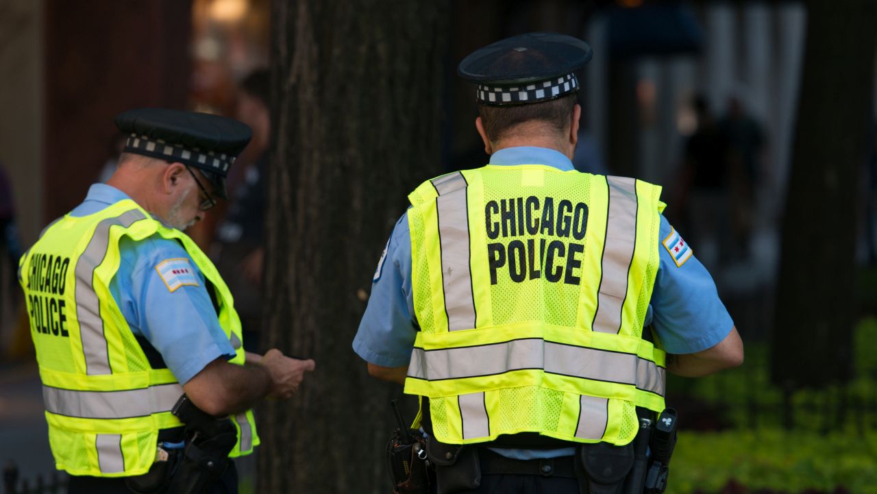 Кървава атака в Чикаго, мъж намушка жена на гарата, издирват го