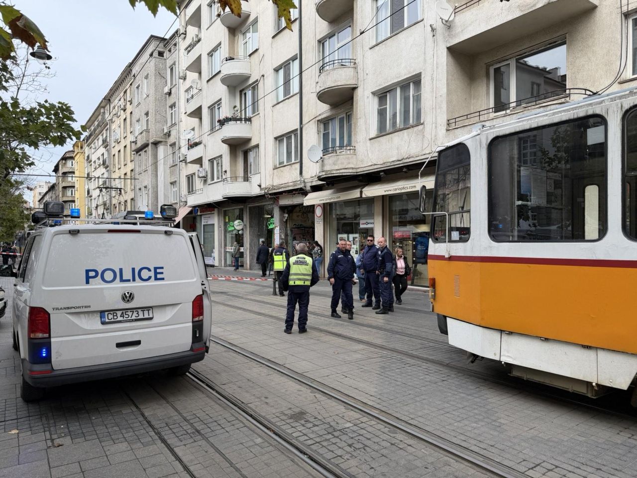 <p>Инцидент с трамвай блокира центъра на София на площад Славейков. На място има множество екипи на полицията, районът е отцепен с полицейски ленти. Един от трамваите е блъснал пешеходка. Причините за инцидента се изясняват.</p>