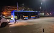 Автобус се заби в електрически стълб в София