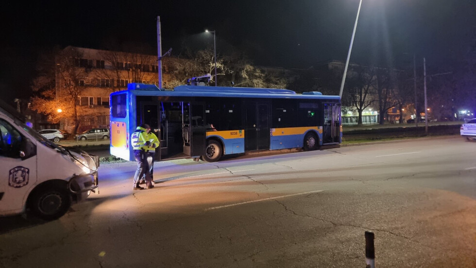 Автобус се заби в електрически стълб в София