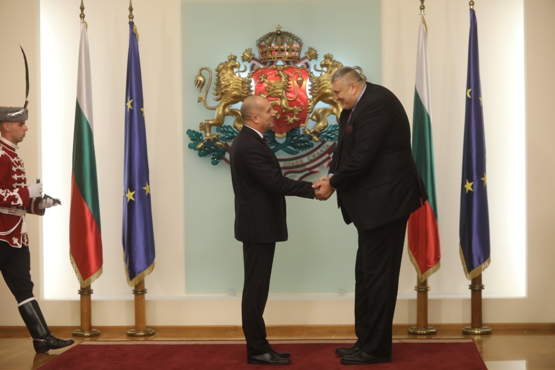 <p>Държавният глава удостои с Почетния знак изявени български спортисти и спортни деятели за изключителните им заслуги към българския и световния спорт. Отличени бяха Стоян Димитров, Любомир Ганев, Серафим Бързаков и Мария Петрова. Наградата бе връчена по повод кръгли годишнини и значимия им принос към развитието на Олимпийското движение и младите таланти.</p>