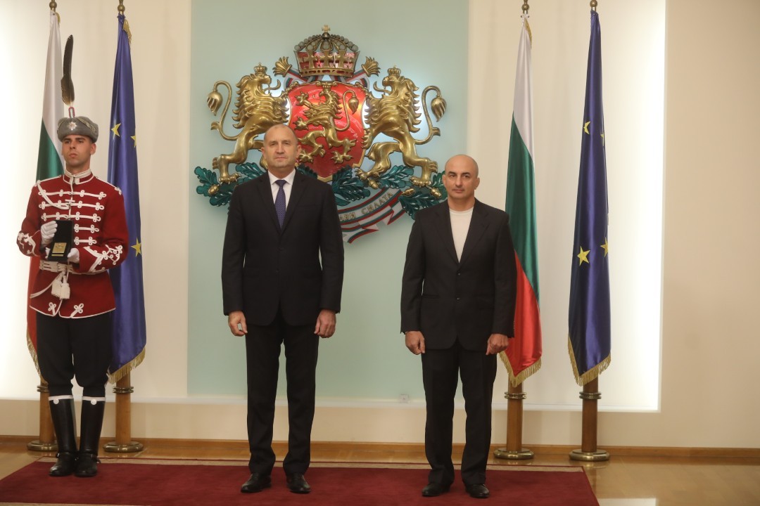 <p>Държавният глава удостои с Почетния знак изявени български спортисти и спортни деятели за изключителните им заслуги към българския и световния спорт. Отличени бяха Стоян Димитров, Любомир Ганев, Серафим Бързаков и Мария Петрова. Наградата бе връчена по повод кръгли годишнини и значимия им принос към развитието на Олимпийското движение и младите таланти.</p>