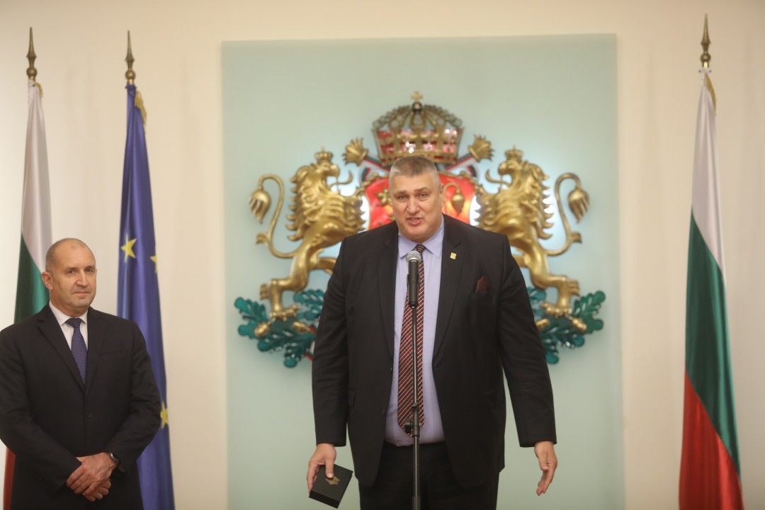 <p>Държавният глава удостои с Почетния знак изявени български спортисти и спортни деятели за изключителните им заслуги към българския и световния спорт. Отличени бяха Стоян Димитров, Любомир Ганев, Серафим Бързаков и Мария Петрова. Наградата бе връчена по повод кръгли годишнини и значимия им принос към развитието на Олимпийското движение и младите таланти.</p>