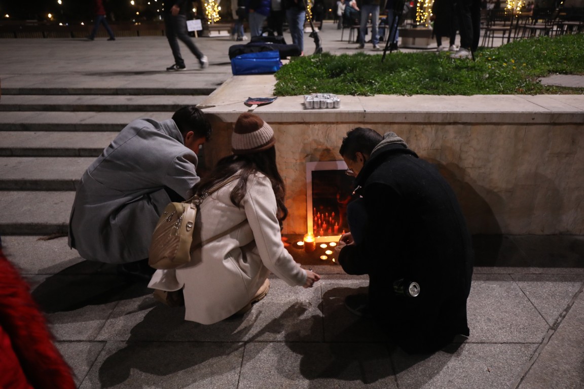 <p>Под надслов &bdquo;Справедливост за Мая&ldquo; граждани се събраха пред Военномедицинска академия (ВМА) на протест срещу жестокостта към животните. Събралите се протестиращи преминаха с шествие до НДК, където протестът приключи.</p>