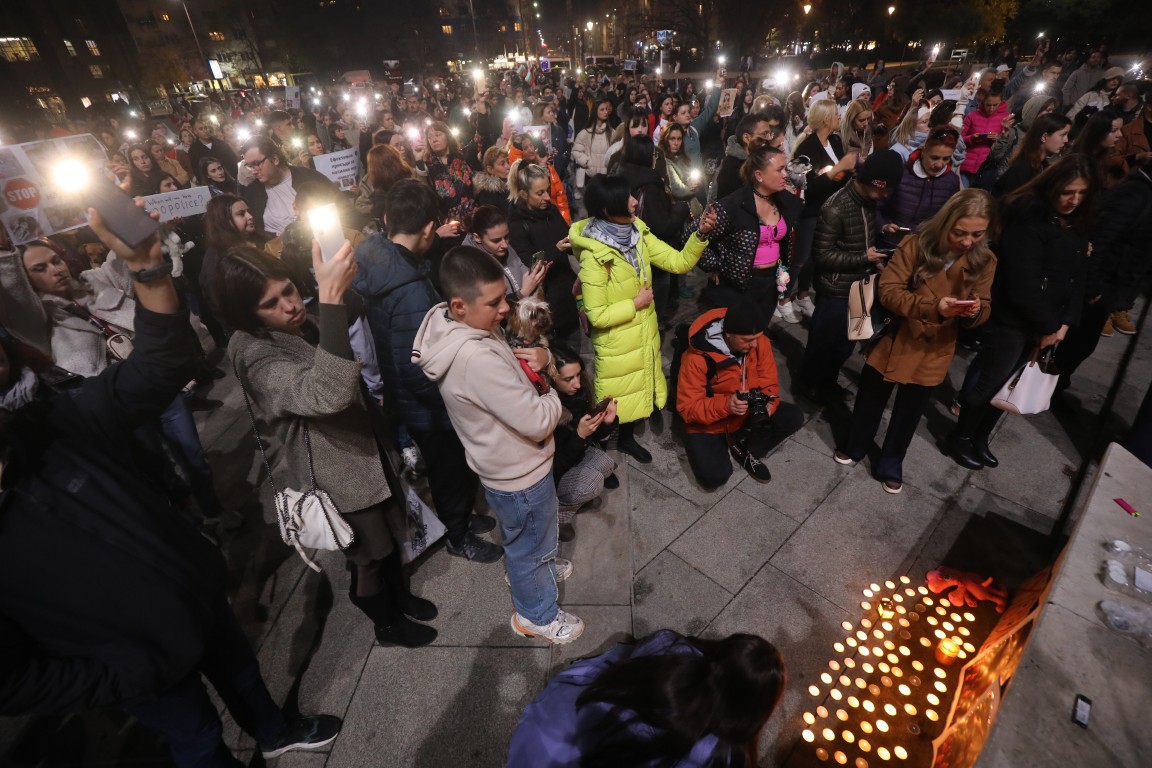 <p>Под надслов &bdquo;Справедливост за Мая&ldquo; граждани се събраха пред Военномедицинска академия (ВМА) на протест срещу жестокостта към животните. Събралите се протестиращи преминаха с шествие до НДК, където протестът приключи.</p>
