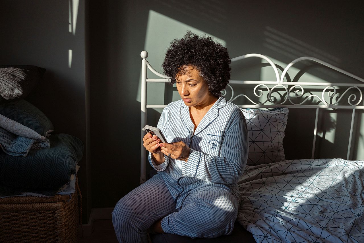 <p><strong>Превъртане на социални мрежи</strong></p>

<p>Незабавното проверяване на телефона или скролването в социалните мрежи е първото нещо, което нещастните хора правят сутрин. Щастливите започват деня си съзнателно офлайн.</p>