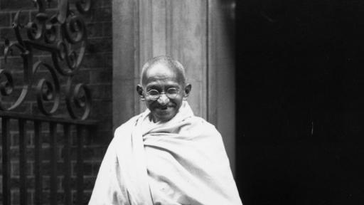 Зад черната врата: Решения, политика и хаос в 