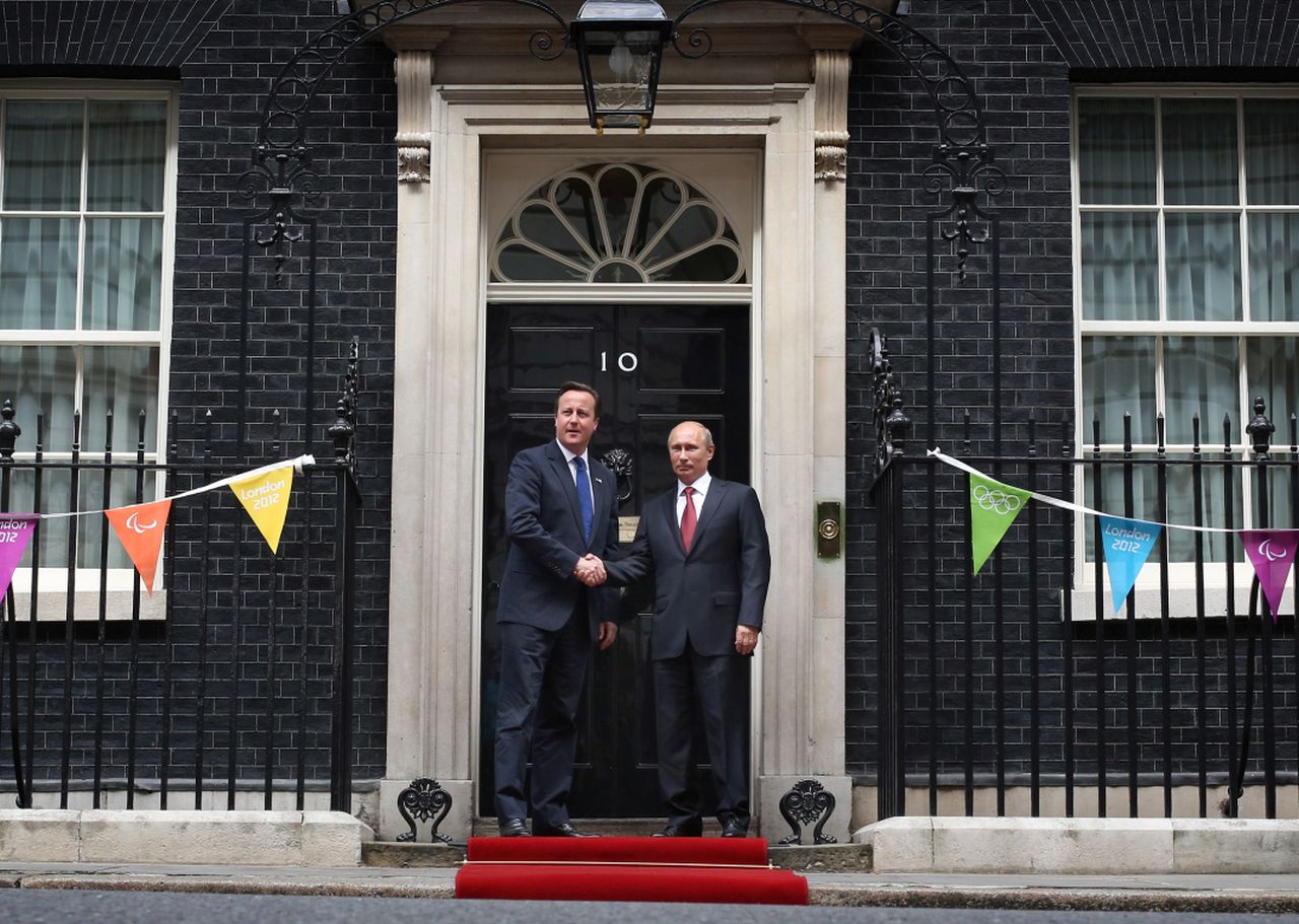 <p>Премиерът Дейвид Камерън (вляво) се среща с руския президент Владимир Путин в номер 10 на Downing Street на 2 август 2012 г. в Лондон, Англия</p>