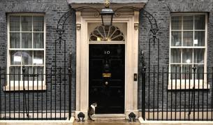 <p>Скърцащата стара къща, която управлява Великобритания</p>