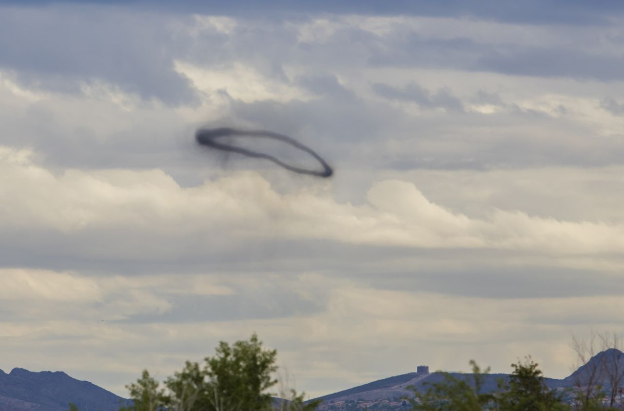 „Истинската Матрица?“ – мистериозен димен пръстен над "Дисниленд" стресна минувачите