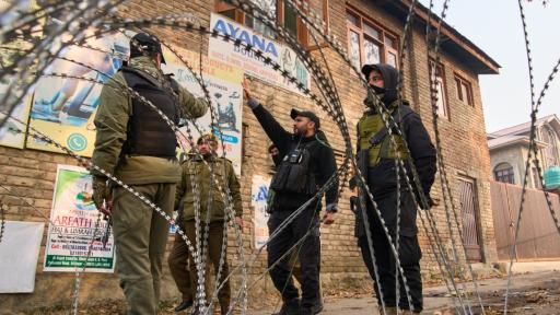 Загинали и ранени при експлозия в полицейски участък в Кашмир