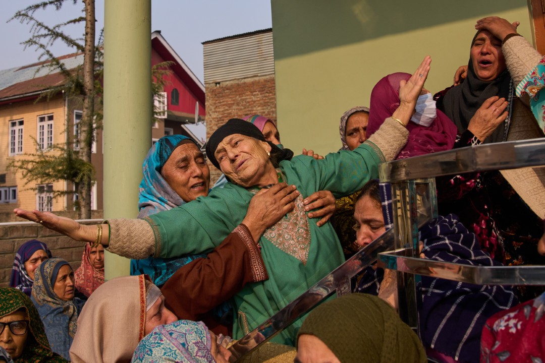 <p>Девет души загинаха, а 32 бяха ранени в полицейски участък в контролираната от Индия част на Джаму и Кашмир късно снощи при взрив на експлозиви, конфискувани по време на разследване на предполагаема терористична клетка.</p>