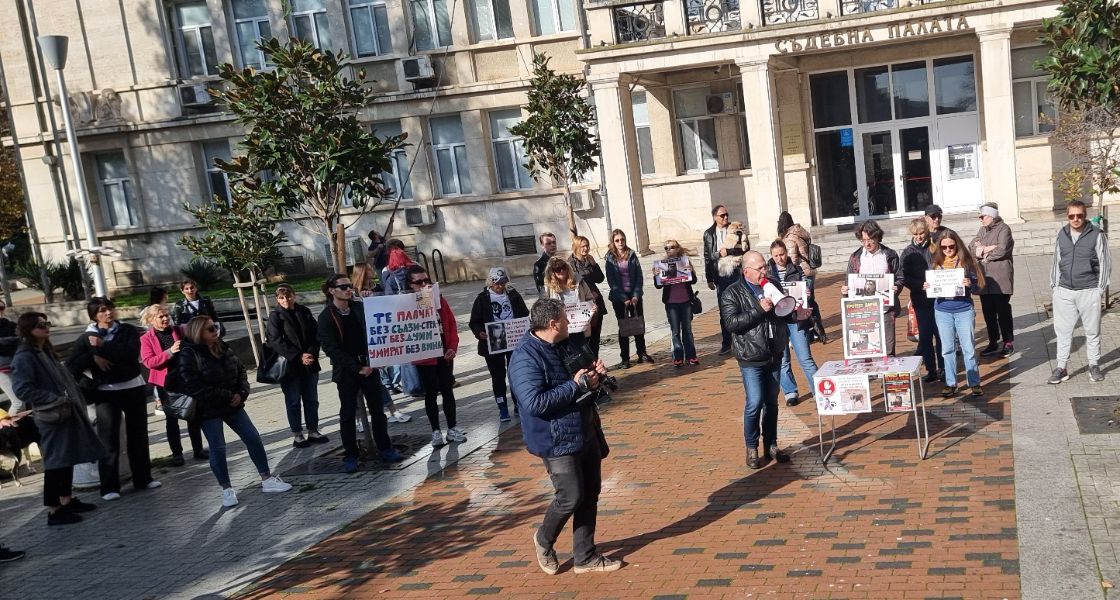 <p>Протест срещу жестокостта над животните се провежда на централния площад &bdquo;Независимост&ldquo; във Варна. Присъстващите поискаха ефективни наказания за проявилите насилие над четириноги - били те домашни любимци, или бездомни.</p>