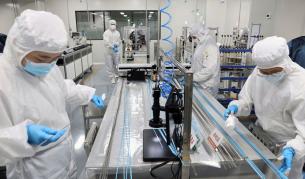 Учени изтъкаха миниатюрен полимер, способен да тегли кола