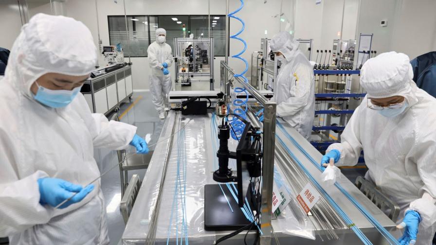 Учени изтъкаха миниатюрен полимер, способен да тегли кола