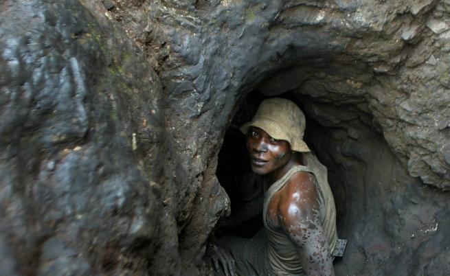 Над 100 загинали при свлачище в нелегална мина в Конго
