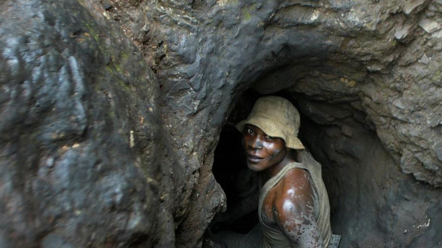 Над 100 загинали при свлачище в нелегална мина в Конго