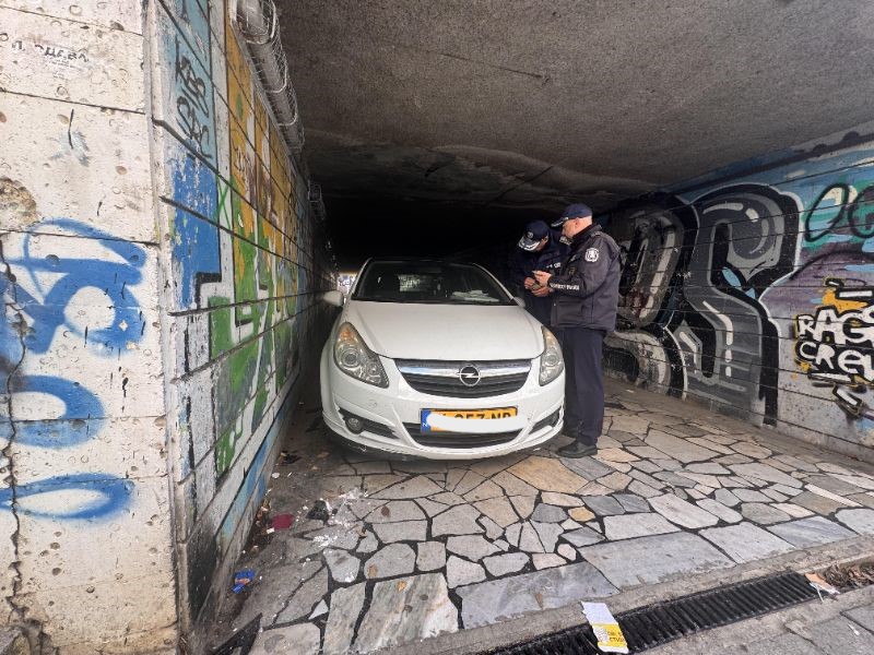 <p>Кола с чуждестранна регистрация е паркирана в подлез във Варна.</p>