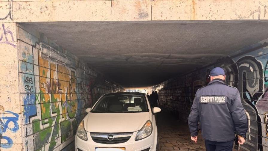 Мистерия във Варна: Автомобил изненадващо се озова в подлез