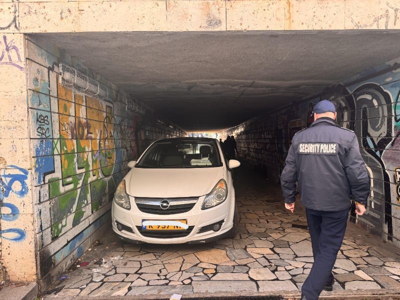 <p>Кола с чуждестранна регистрация е паркирана в подлез във Варна.</p>