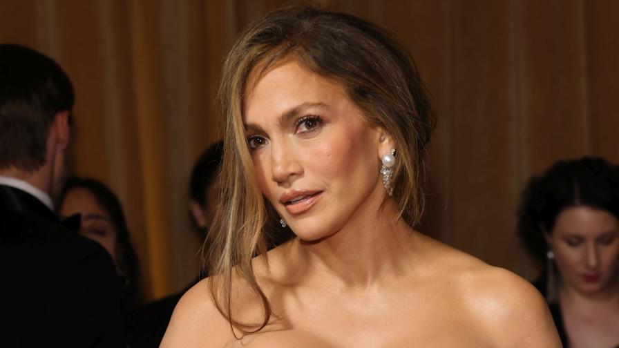 Дженифър Лопес открадна шоуто в рокля, подчертаваща всяка извивка