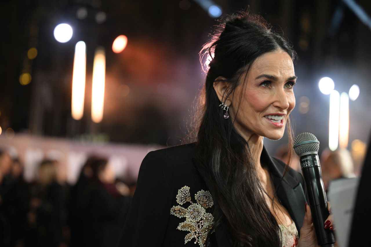 Деми Мур превзе Лондон с впечатляваща рокля и неповторимо излъчване