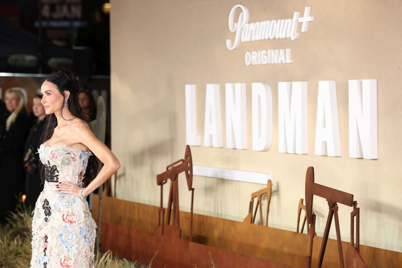 <p>На премиерата на &bdquo;Landman&ldquo; Деми Мур впечатли с бродирана рокля без презрамки, допълнена с елегантни обувки в телесен цвят и диамантени обеци, а визията ѝ плени всички на червения килим в Лондон.</p>