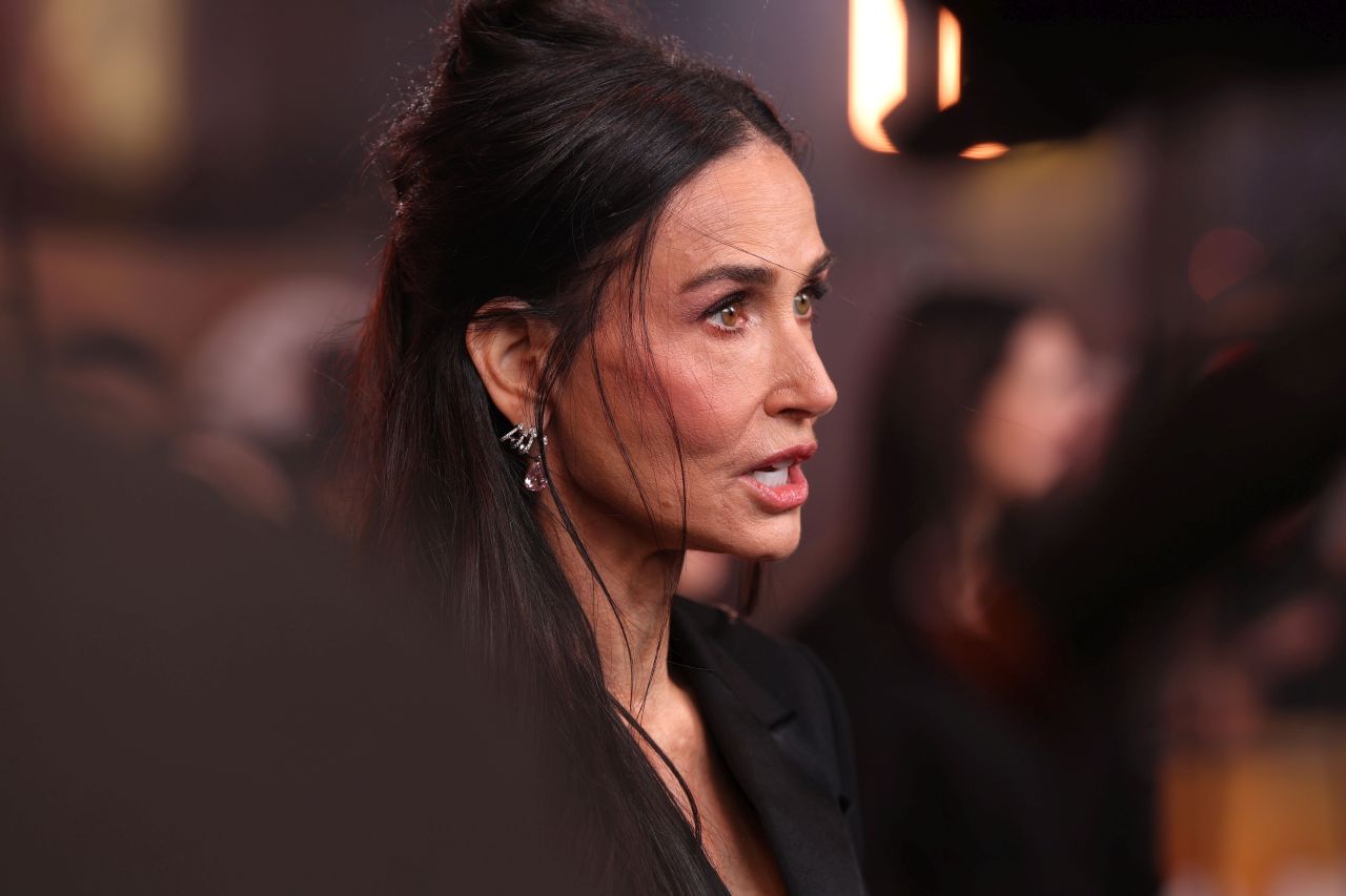 <p>На премиерата на &bdquo;Landman&ldquo; Деми Мур впечатли с бродирана рокля без презрамки, допълнена с елегантни обувки в телесен цвят и диамантени обеци, а визията ѝ плени всички на червения килим в Лондон.</p>