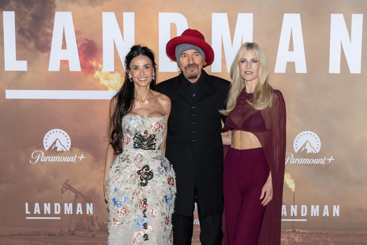 <p>На премиерата на &bdquo;Landman&ldquo; Деми Мур впечатли с бродирана рокля без презрамки, допълнена с елегантни обувки в телесен цвят и диамантени обеци, а визията ѝ плени всички на червения килим в Лондон.</p>