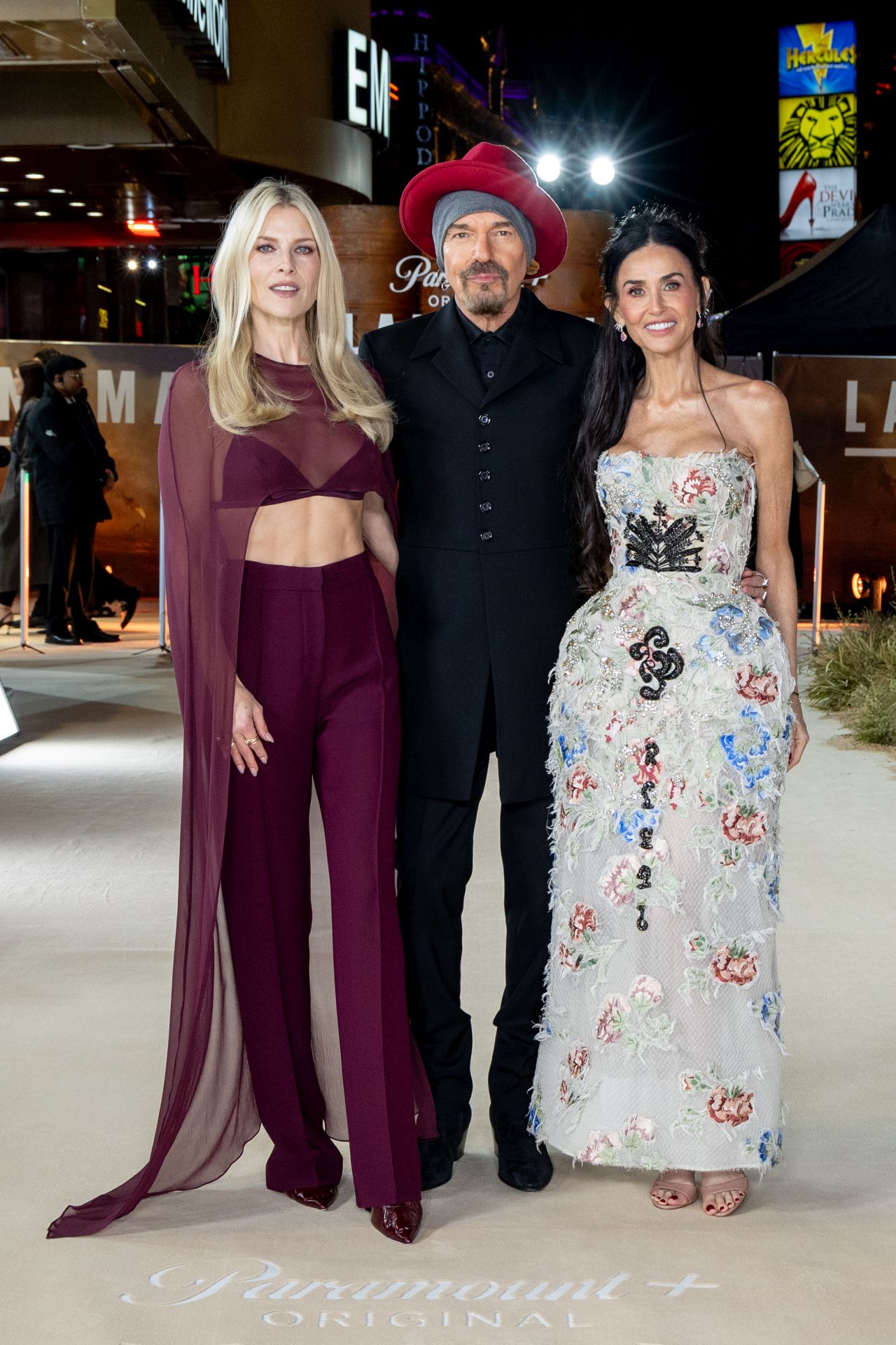 <p>На премиерата на &bdquo;Landman&ldquo; Деми Мур впечатли с бродирана рокля без презрамки, допълнена с елегантни обувки в телесен цвят и диамантени обеци, а визията ѝ плени всички на червения килим в Лондон.</p>