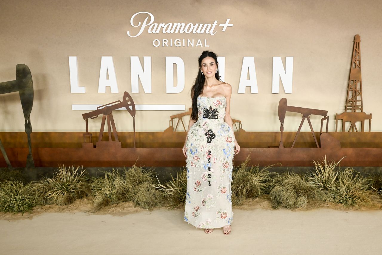 <p>На премиерата на &bdquo;Landman&ldquo; Деми Мур впечатли с бродирана рокля без презрамки, допълнена с елегантни обувки в телесен цвят и диамантени обеци, а визията ѝ плени всички на червения килим в Лондон.</p>