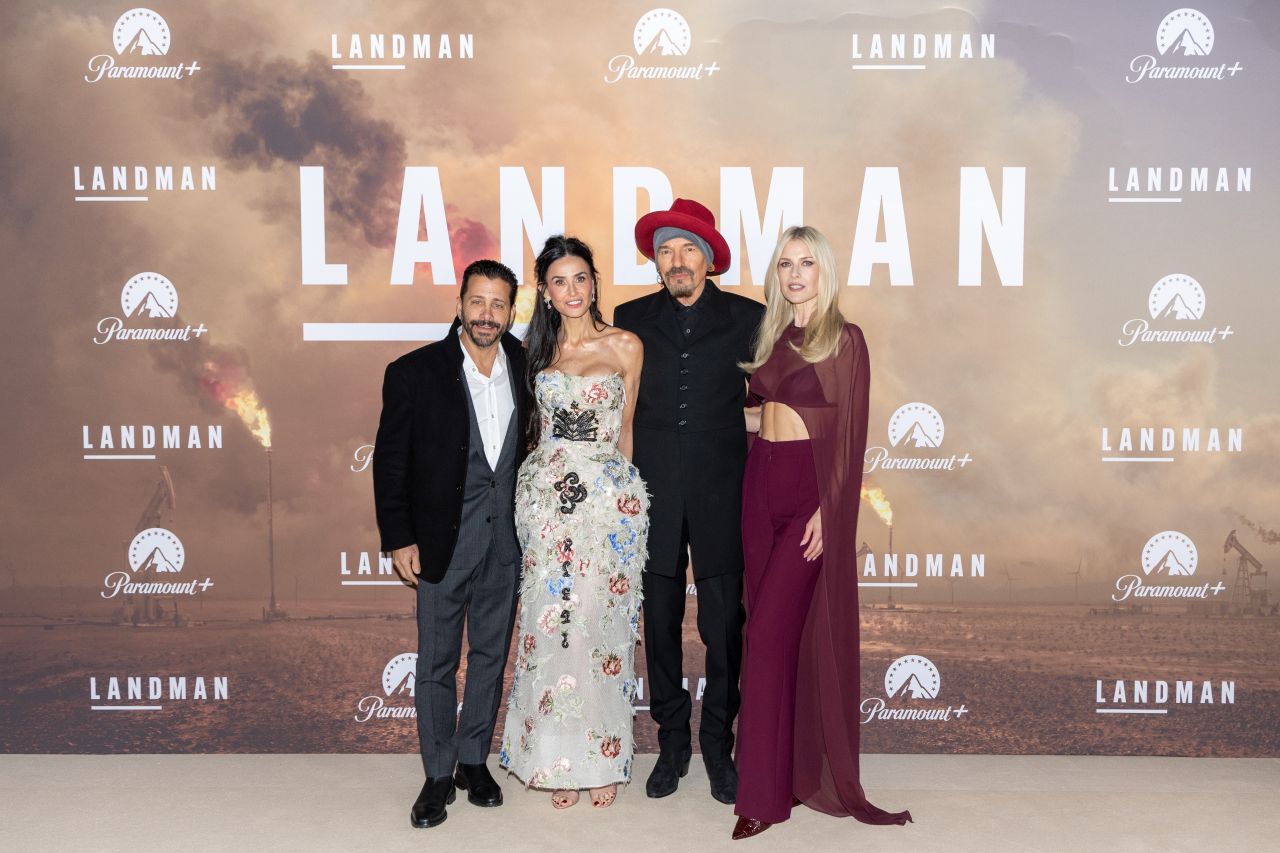 <p>На премиерата на &bdquo;Landman&ldquo; Деми Мур впечатли с бродирана рокля без презрамки, допълнена с елегантни обувки в телесен цвят и диамантени обеци, а визията ѝ плени всички на червения килим в Лондон.</p>