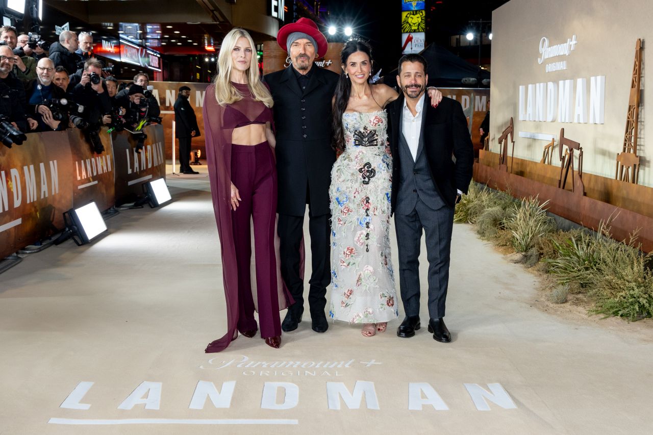 <p>На премиерата на &bdquo;Landman&ldquo; Деми Мур впечатли с бродирана рокля без презрамки, допълнена с елегантни обувки в телесен цвят и диамантени обеци, а визията ѝ плени всички на червения килим в Лондон.</p>