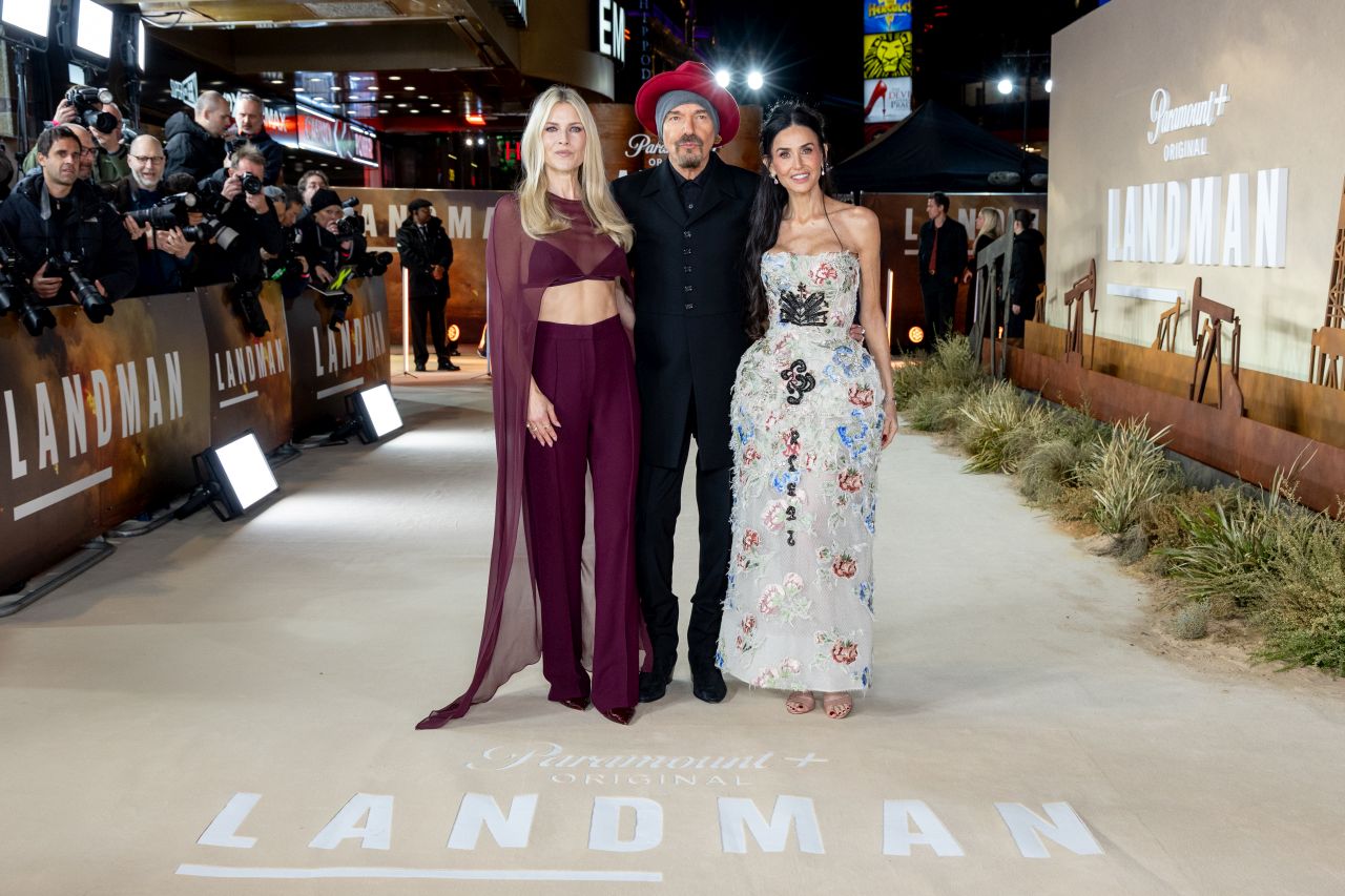 <p>На премиерата на &bdquo;Landman&ldquo; Деми Мур впечатли с бродирана рокля без презрамки, допълнена с елегантни обувки в телесен цвят и диамантени обеци, а визията ѝ плени всички на червения килим в Лондон.</p>