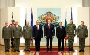 <p>Радев удостои трима военнослужещи с Почетния знак на президента</p>